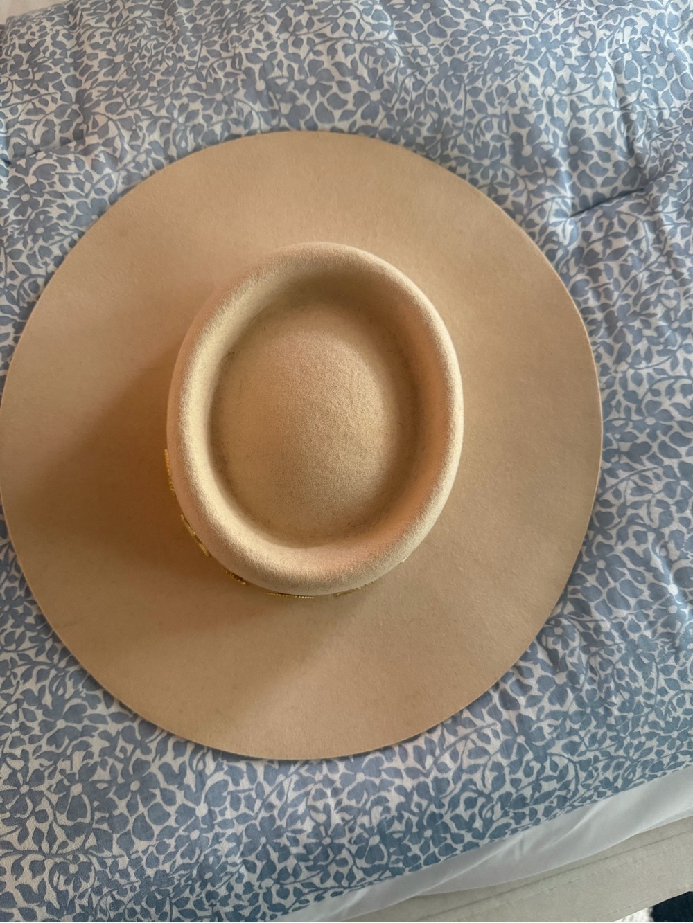 Beige Wide-Brim Felt Hat with Gold Seashell Accents - Picture 2 of 4